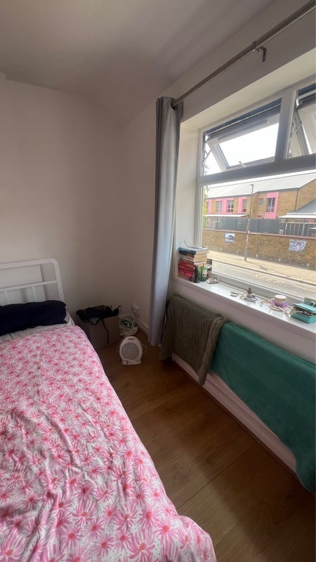 Room Broadwater Road in Greater London