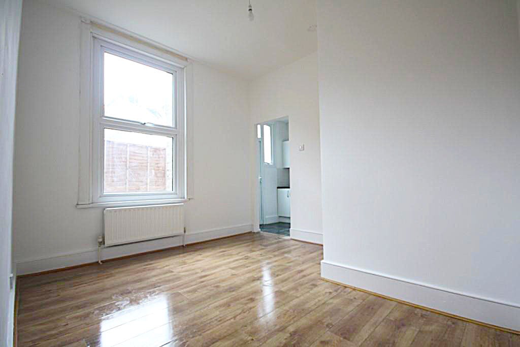 Flat Inchmery Road in Greater London