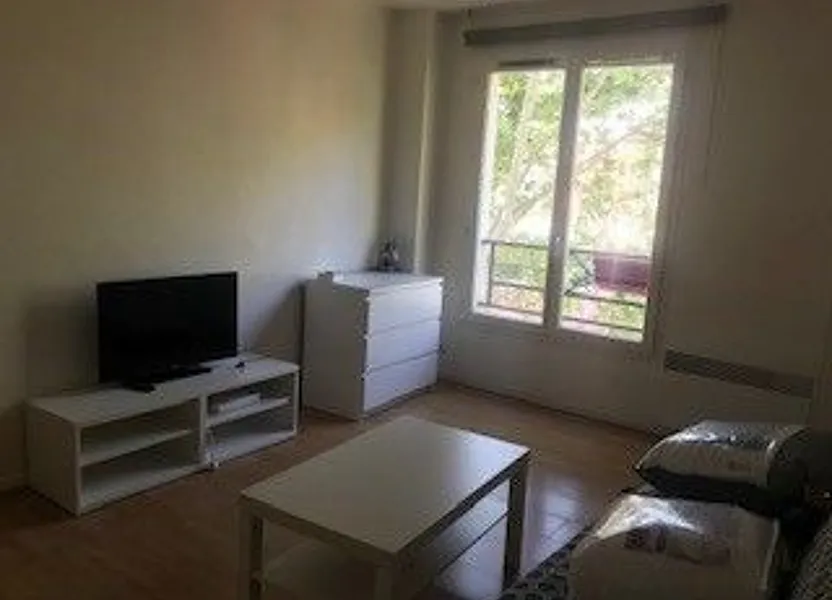 Flat Rue Jean-Jacques Rousseau in Issy-les-Moulineaux
