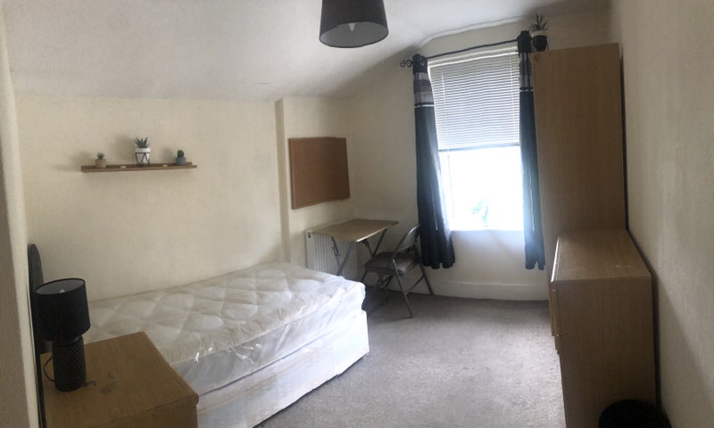 Room Kingsdown Road in Greater London