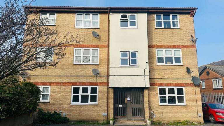 Flat Wrights Close in Greater London