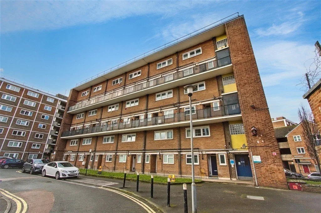 Flat Riley Road in Greater London