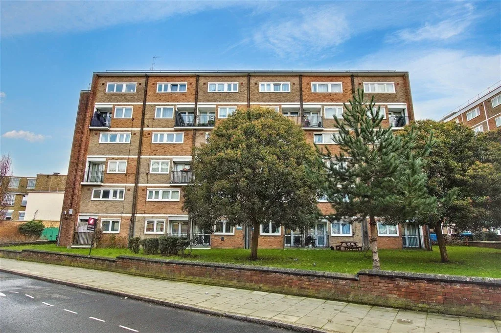 Flat Riley Road in Greater London