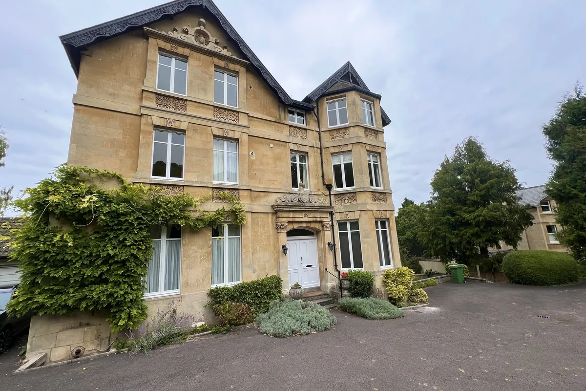 Flat Bathampton Lane in Bathampton