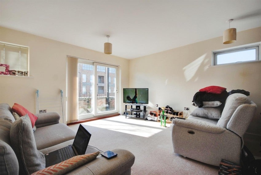 Flat Whippendell Road in Watford