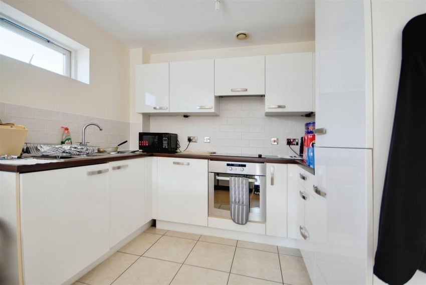 Flat Whippendell Road in Watford