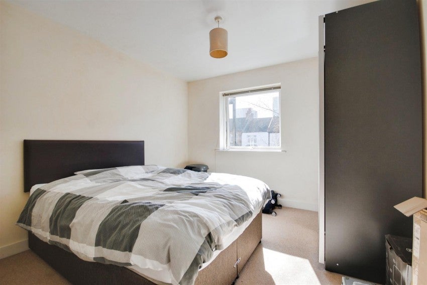 Flat Whippendell Road in Watford