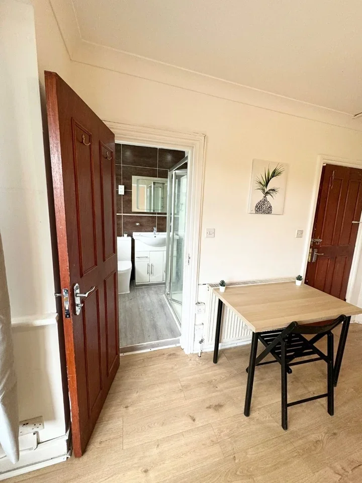 Room Kendal Road in Greater London