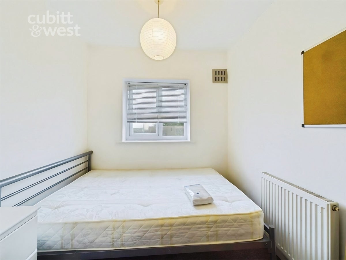 Room Wheatcroft Grove in Rainham