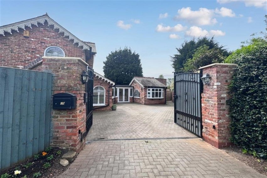 House Chester Road in Holmes Chapel