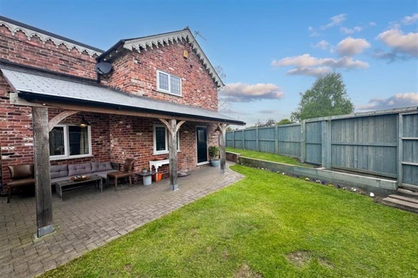 House Chester Road in Holmes Chapel