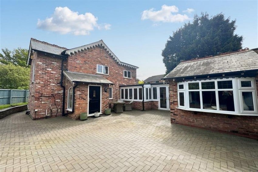 House Chester Road in Holmes Chapel