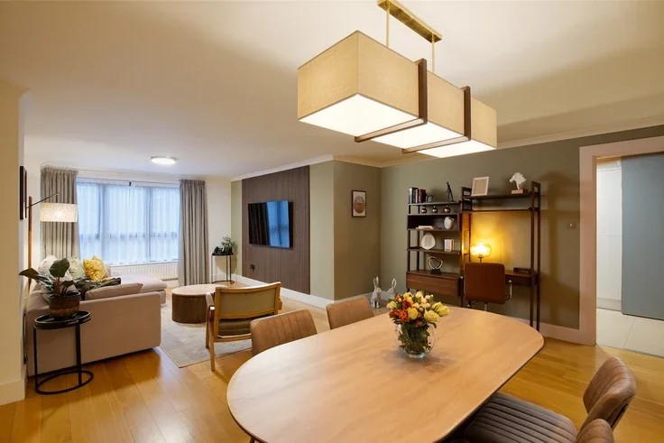 Flat Kensington High Street in Greater London