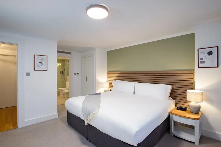 Flat Kensington High Street in Greater London