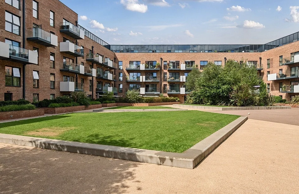 Flat Worsley Bridge Road in Greater London
