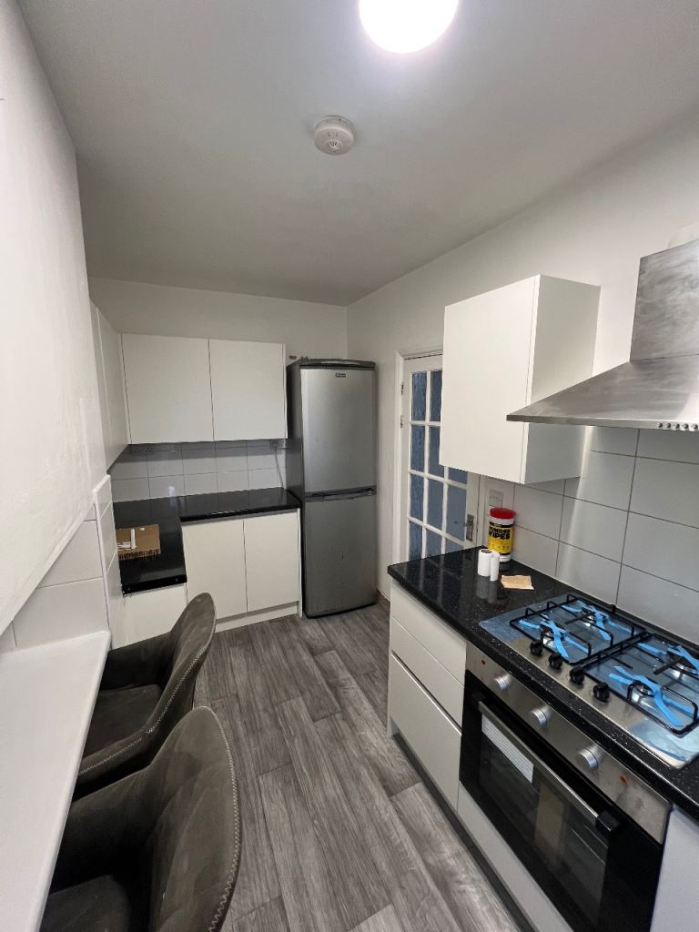 Flat Hermon Hill in Greater London