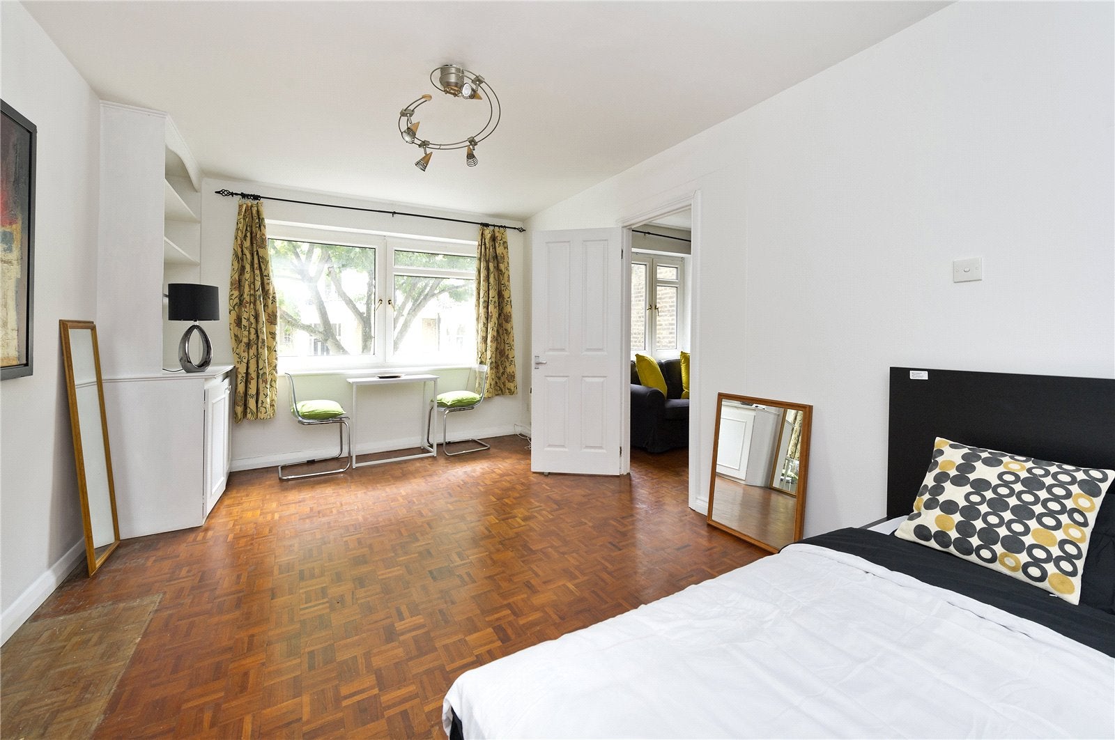 Flat Earl's Court Square in Greater London