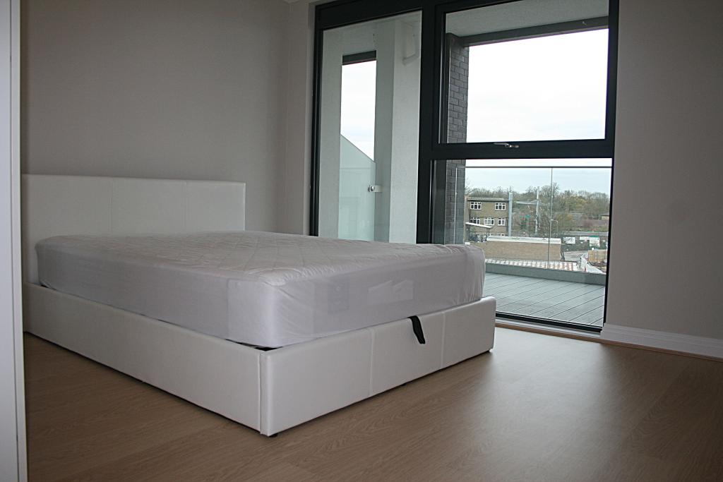 Flat Bentinck Road in Greater London