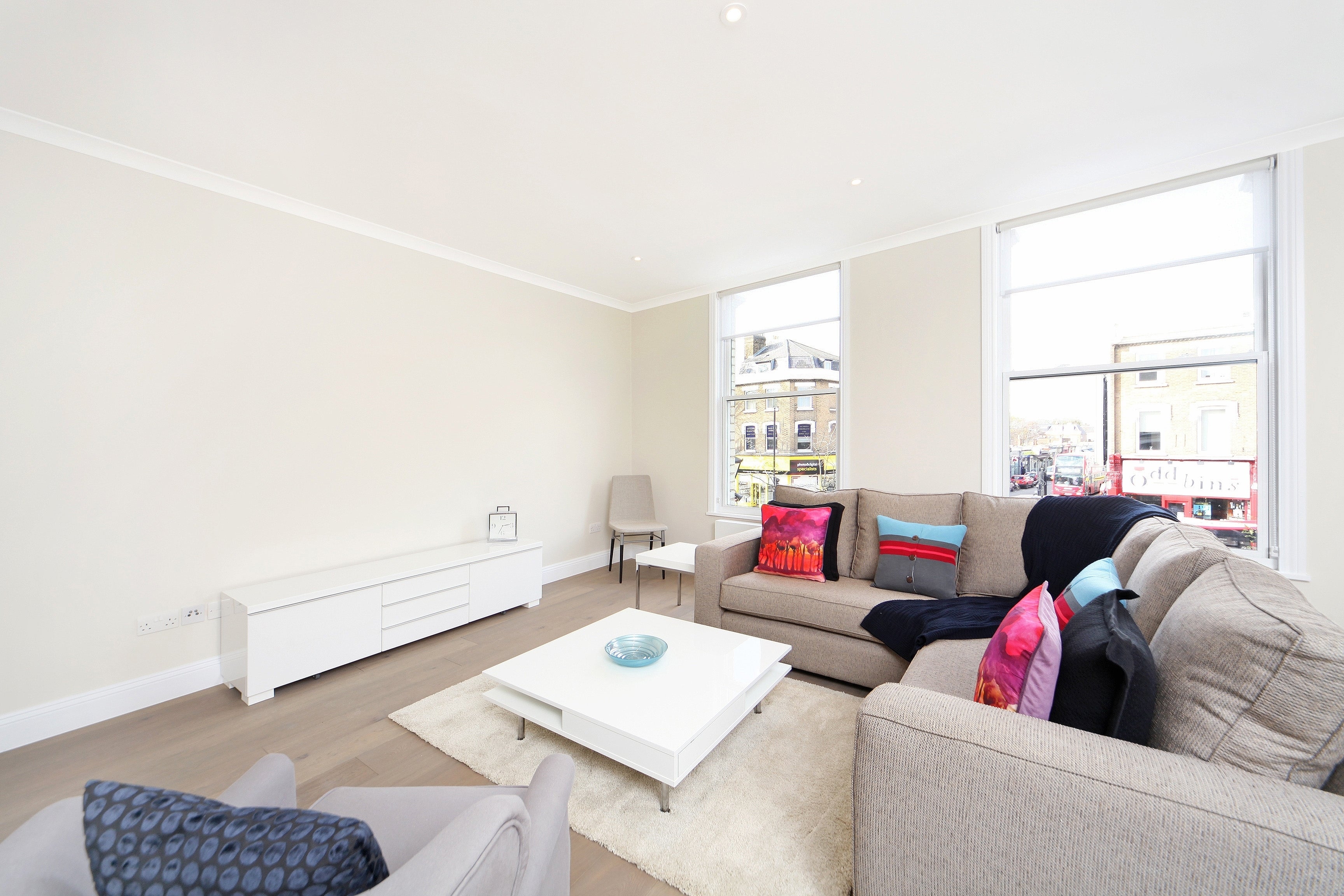 Flat Chiswick High Road in Greater London