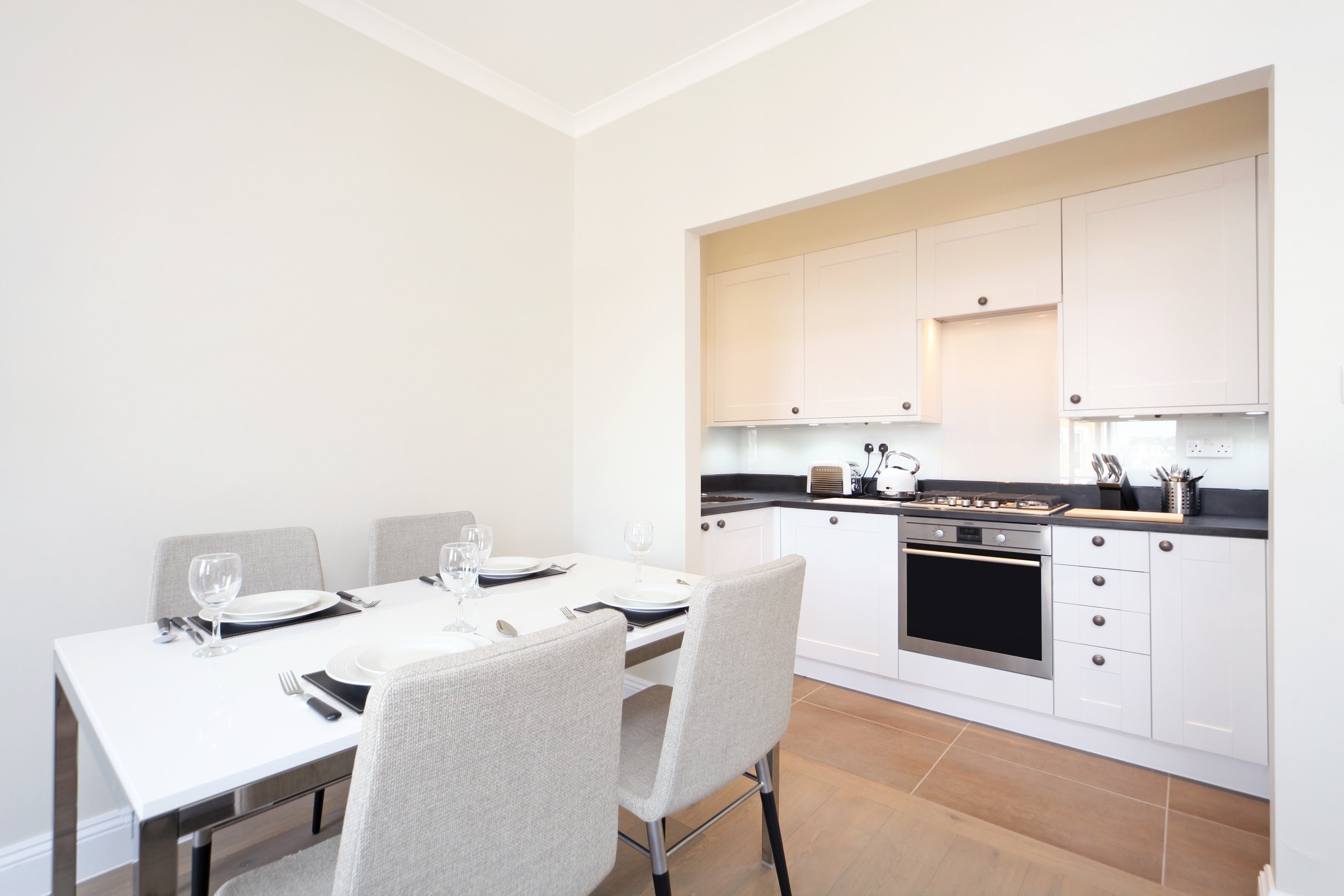 Flat Chiswick High Road in Greater London