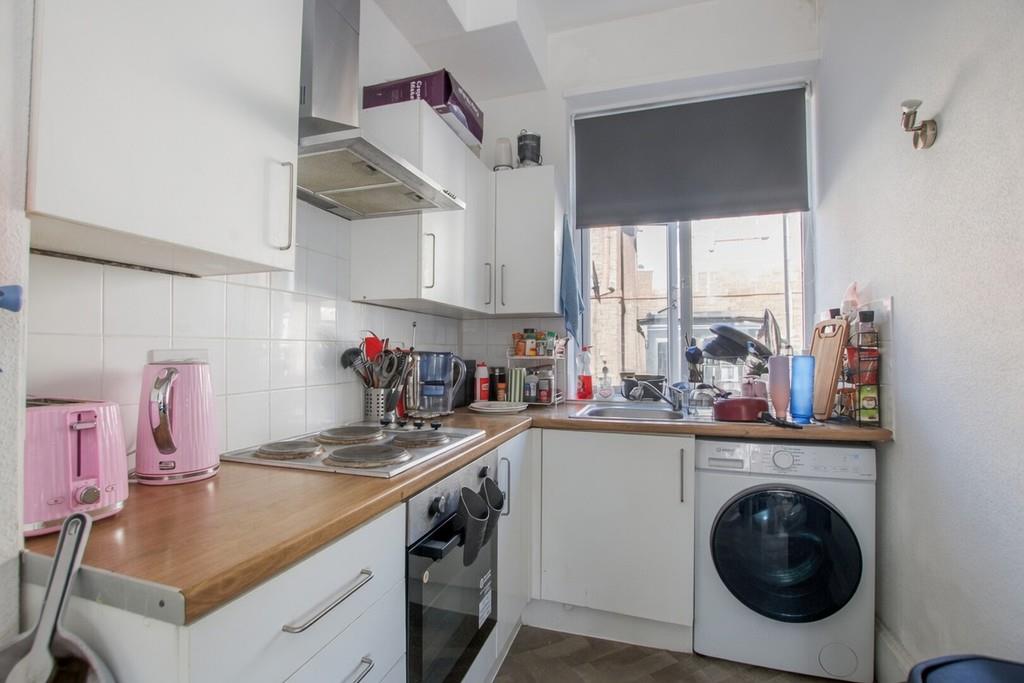 Flat Hassop Road in Greater London