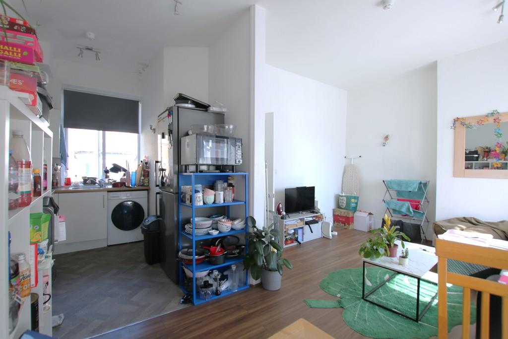 Flat Hassop Road in Greater London