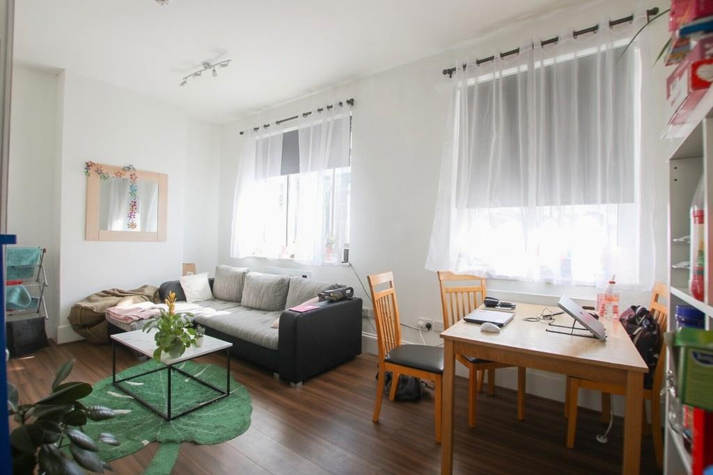 Flat Hassop Road in Greater London