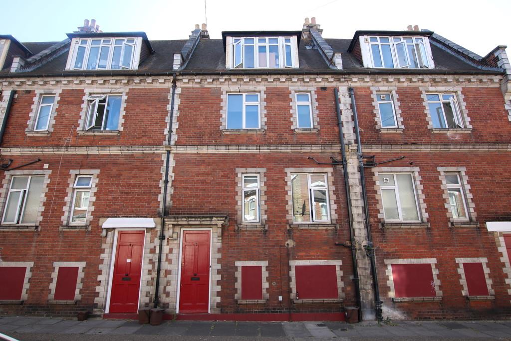 Flat Hassop Road in Greater London