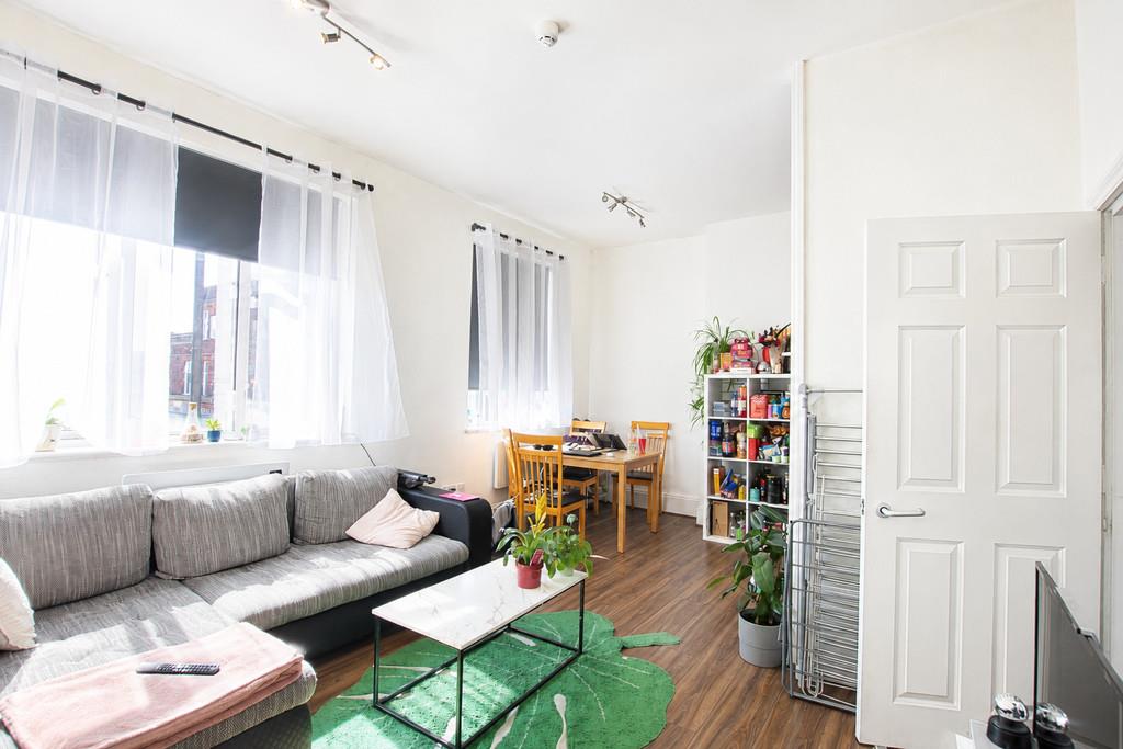 Flat Hassop Road in Greater London