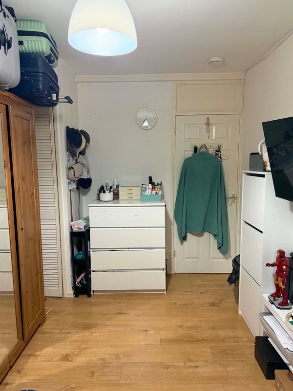 Room Searles Close in Greater London