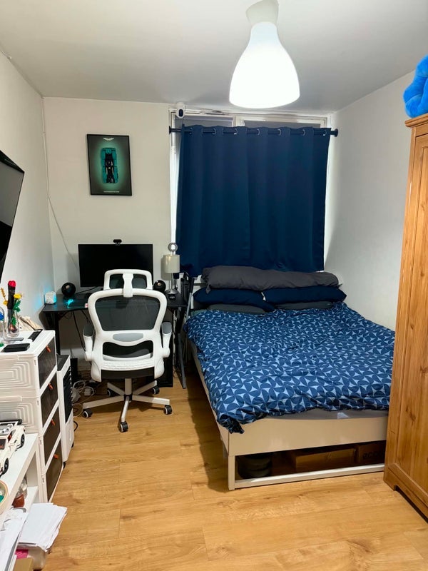 Room Searles Close in Greater London