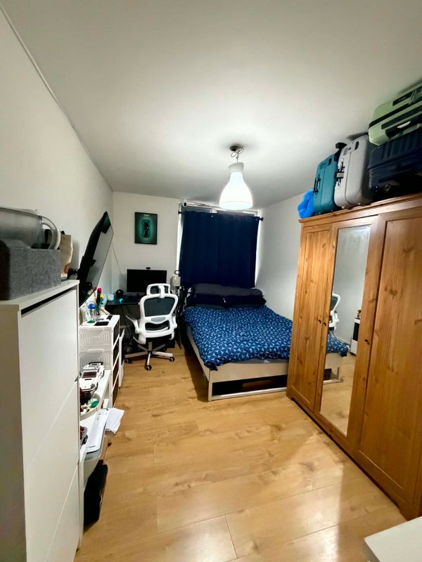 Room Searles Close in Greater London