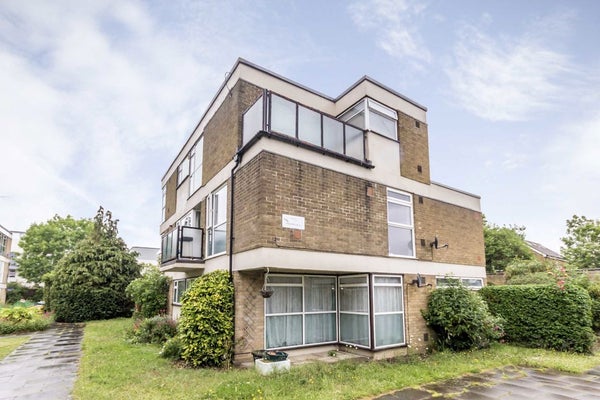 Flat Peregrine Road in Sunbury-on-Thames