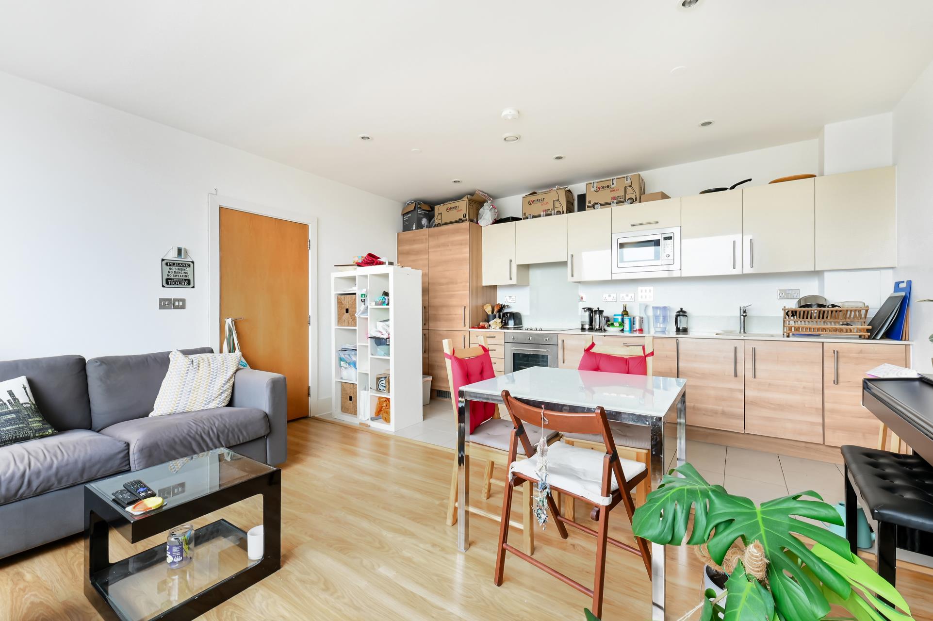 Flat Thorparch Road in Greater London