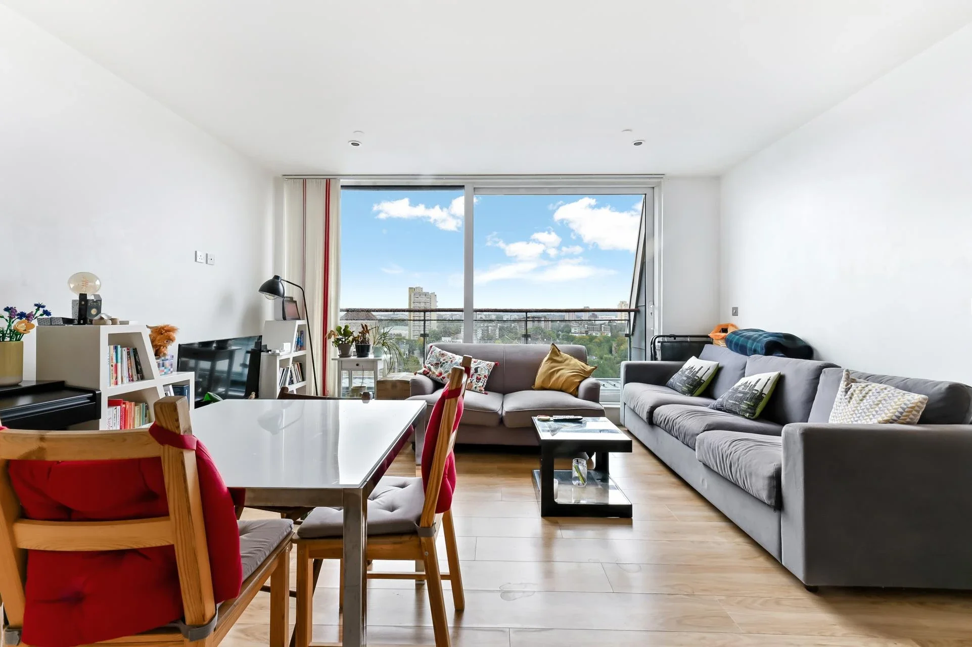 Flat Thorparch Road in Greater London