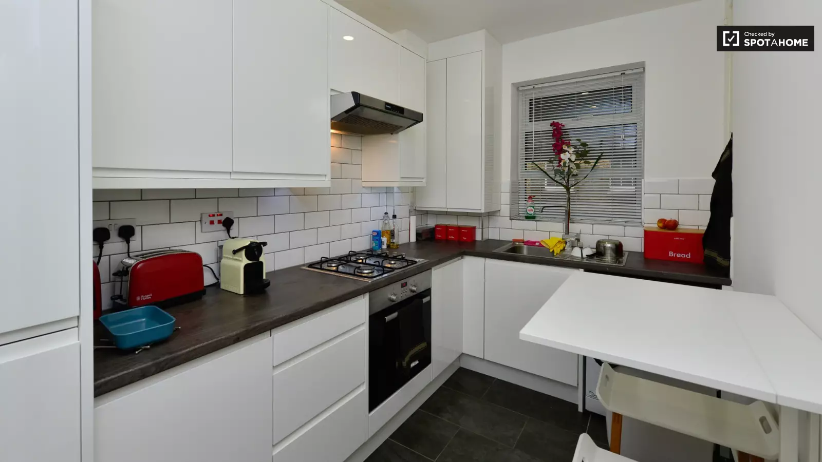 Flat Commercial Road in Greater London