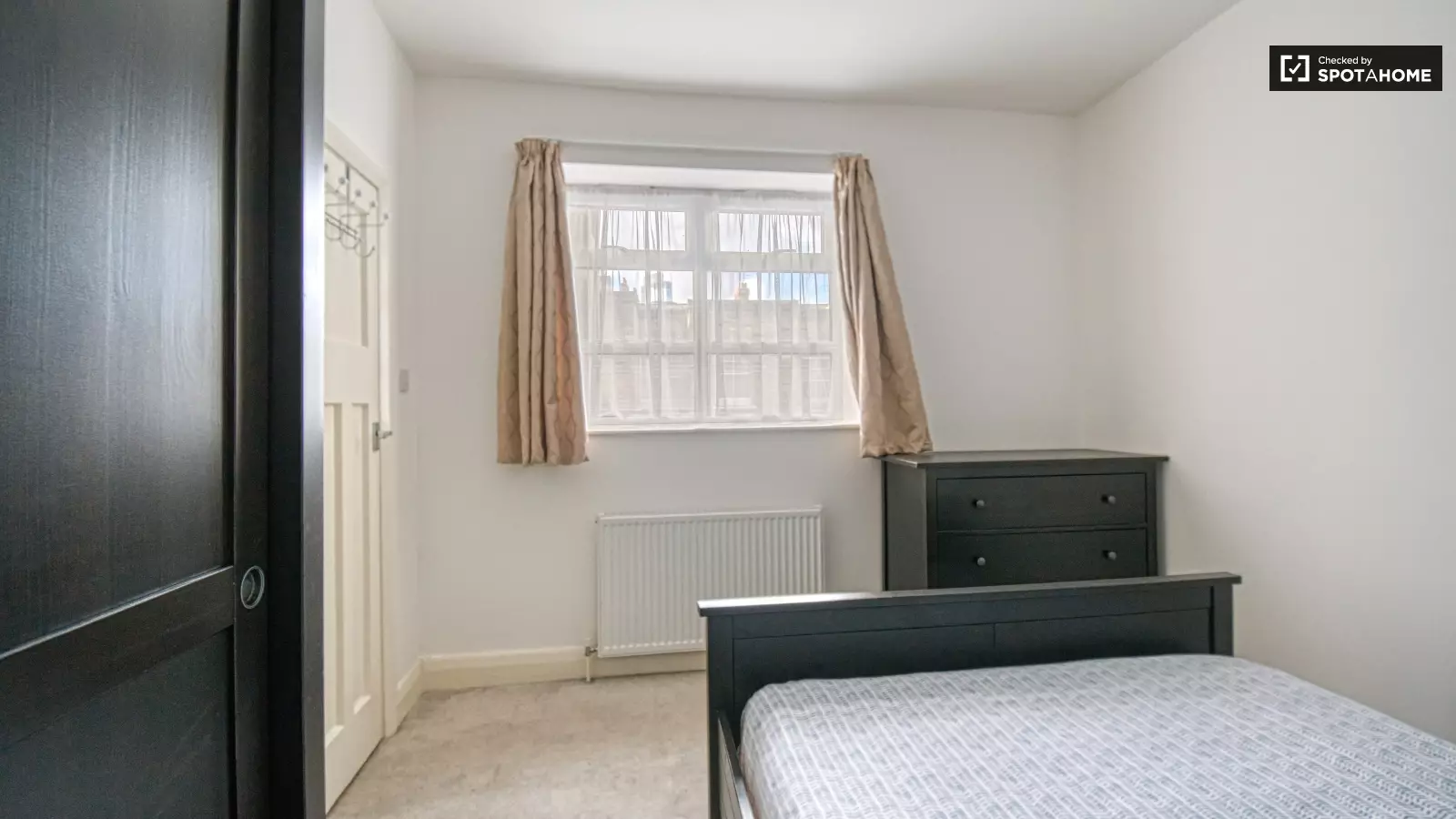 Flat Commercial Road in Greater London