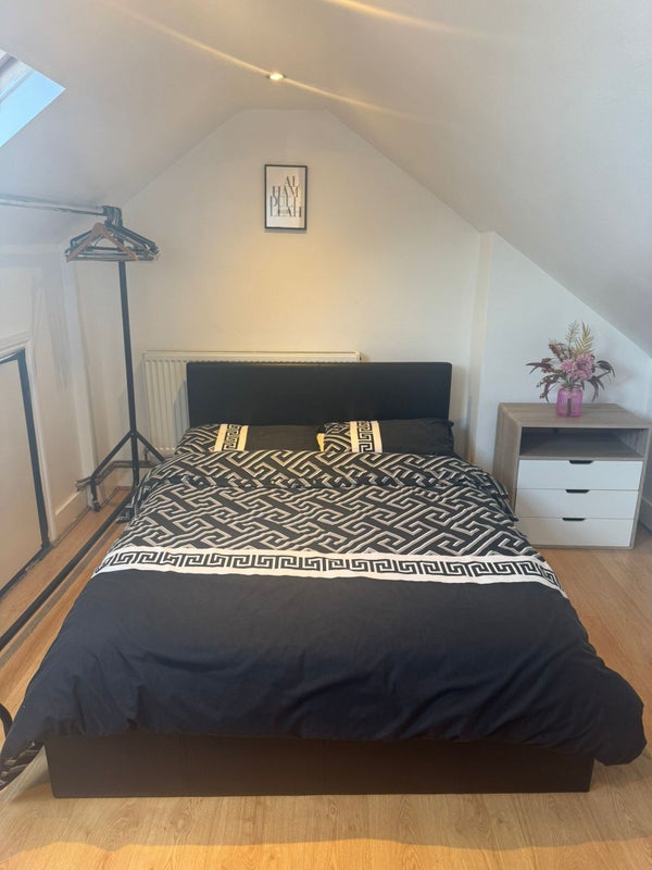 Room Hall Lane in Greater London