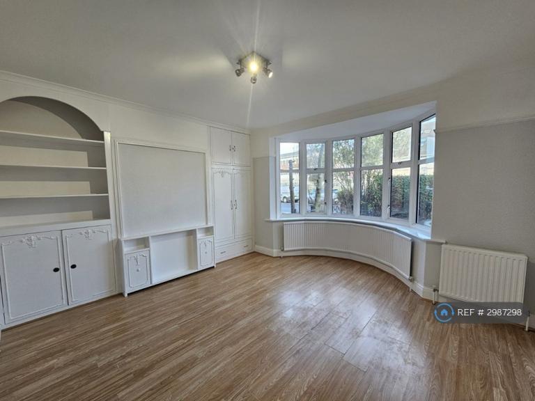 Flat Denzil Road in Greater London