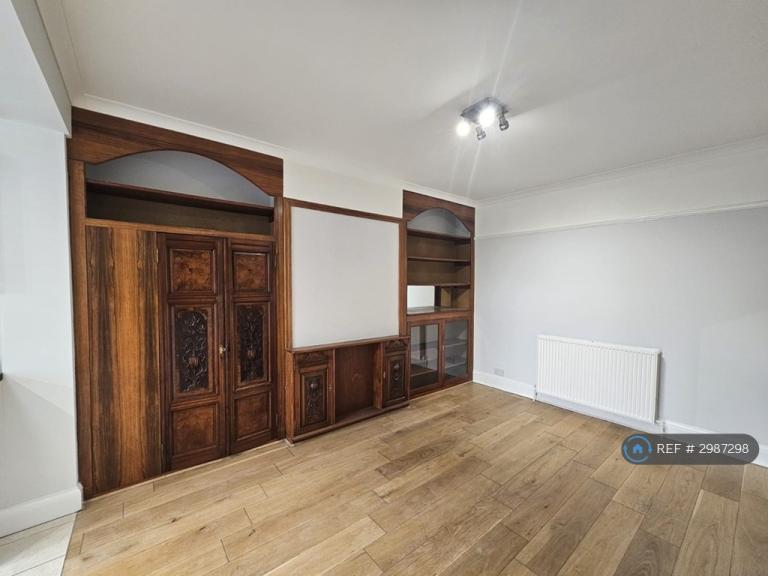 Flat Denzil Road in Greater London