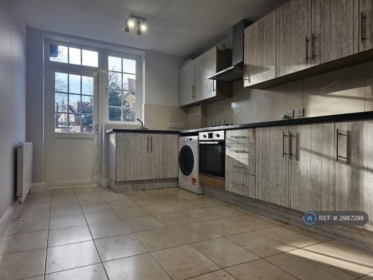 Flat Denzil Road in Greater London