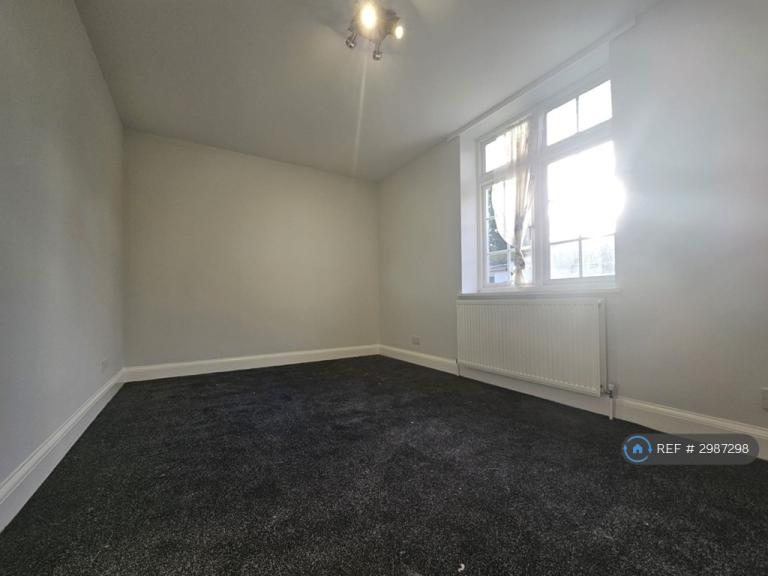 Flat Denzil Road in Greater London
