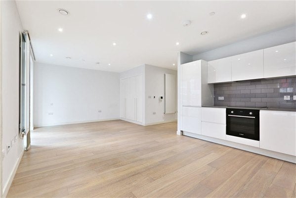 Flat Bonnet Street in Greater London