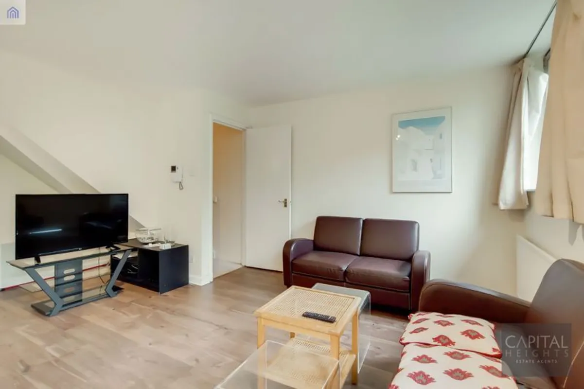 Flat Tamarind Yard in Greater London