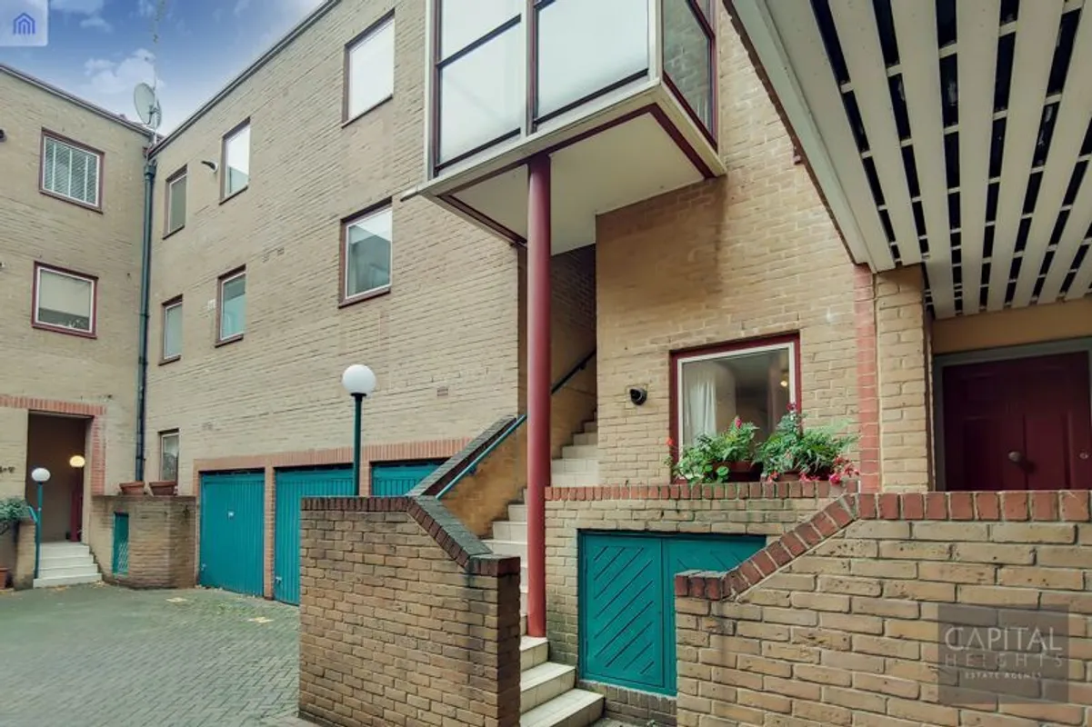 Flat Tamarind Yard in Greater London