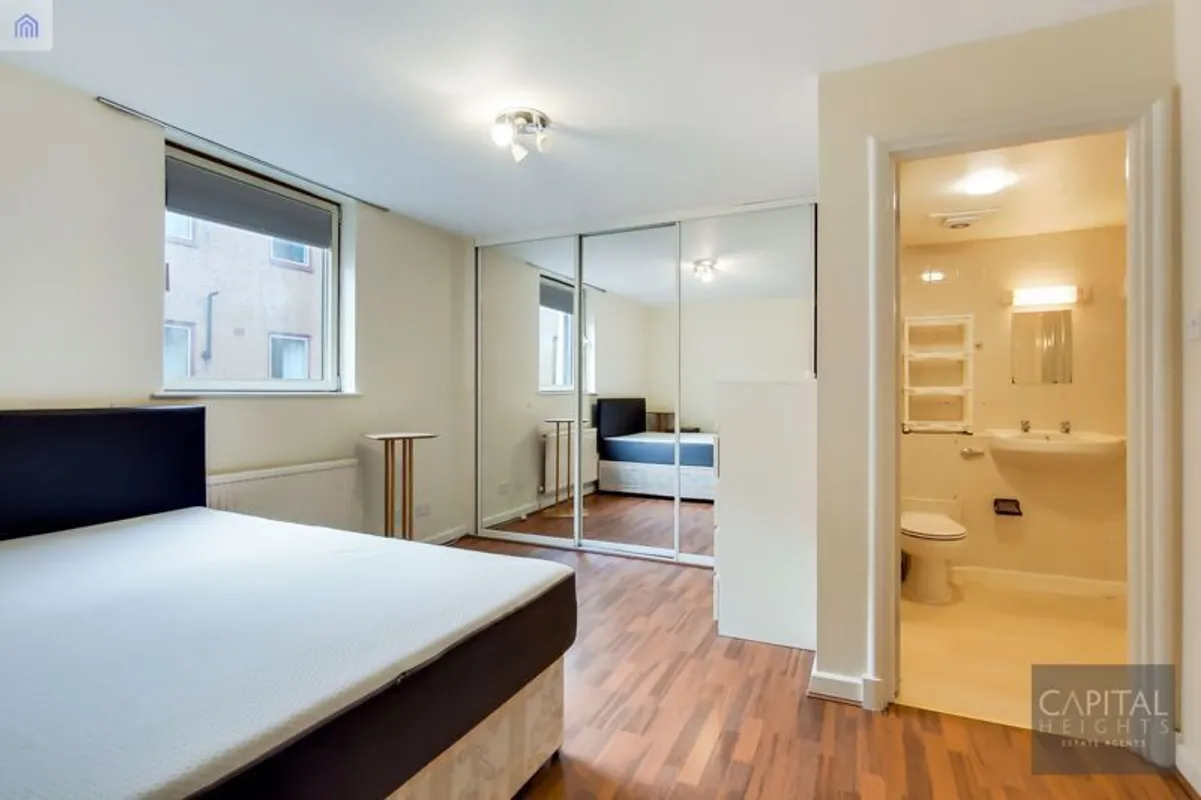 Flat Tamarind Yard in Greater London