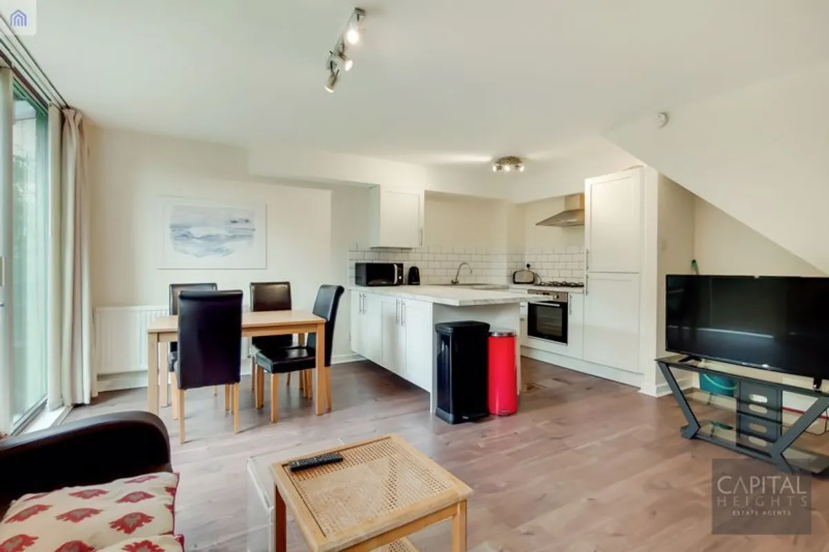 Flat Tamarind Yard in Greater London