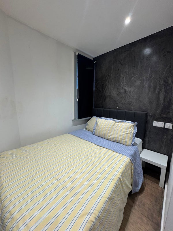 Room Henchman Street in Greater London