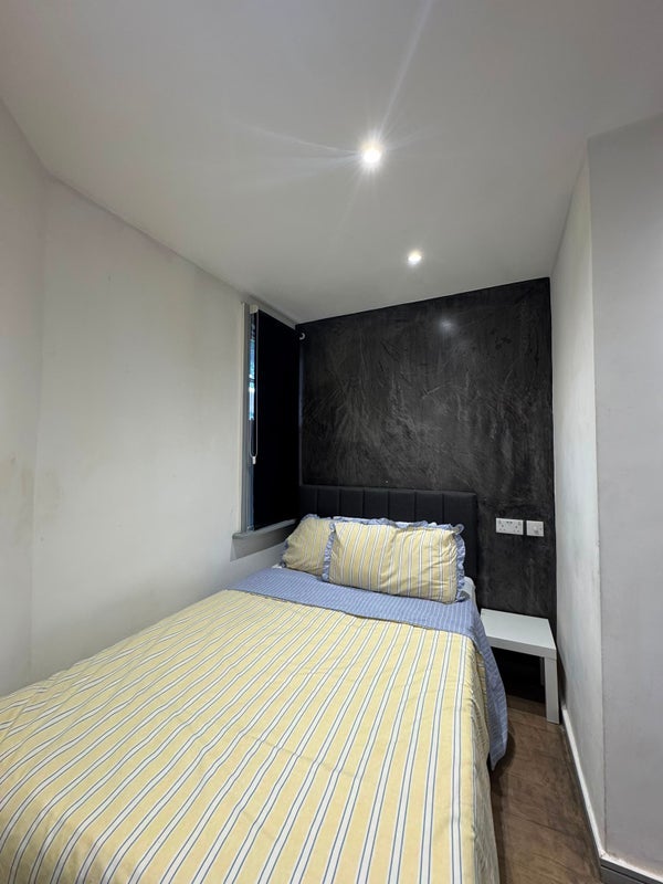 Room Henchman Street in Greater London
