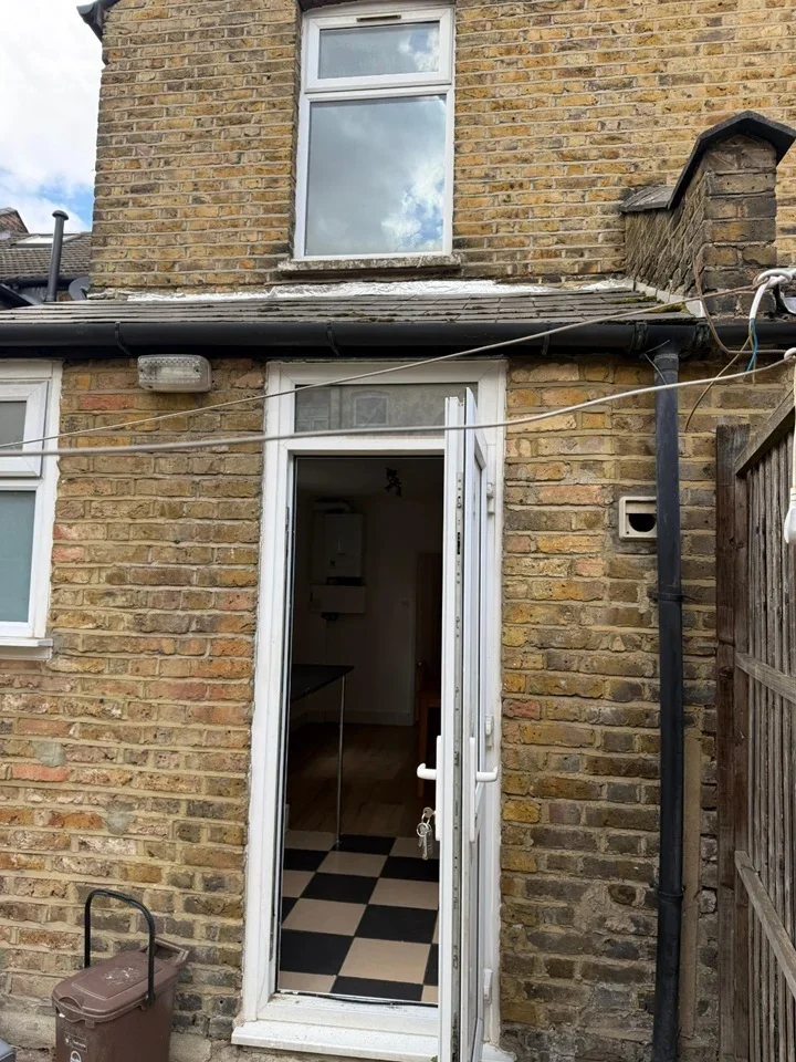 House Garratt Lane in Greater London